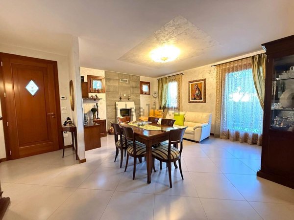 esavano in vendita a Martellago in zona Olmo