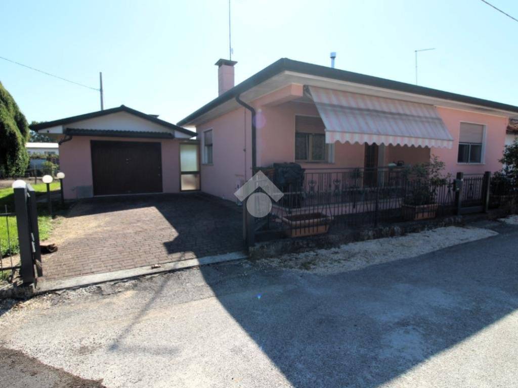 casa indipendente in vendita a Meolo in zona Losson della Battaglia