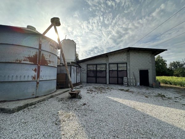 locale di sgombero in vendita a Mira