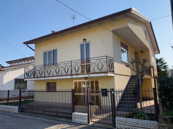 casa indipendente in vendita a Mira in zona Piazza Vecchia