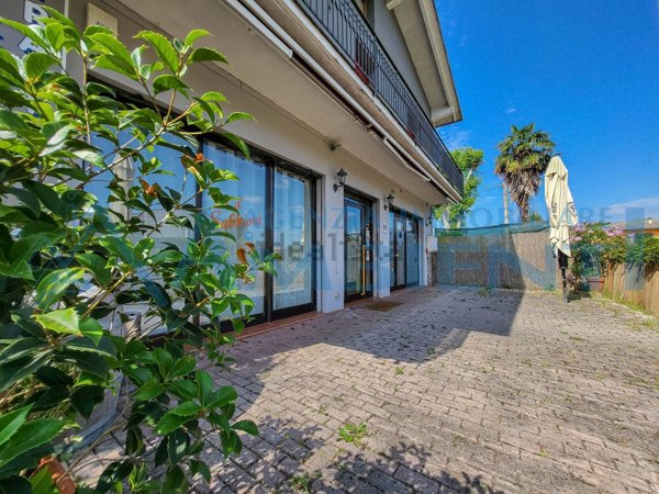 locale commerciale in vendita a Mira