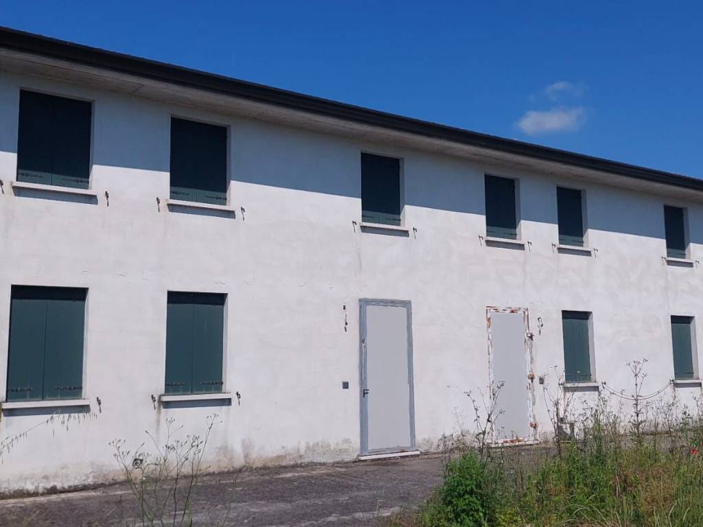 locale commerciale in vendita a Mira in zona Giovanni XXIII