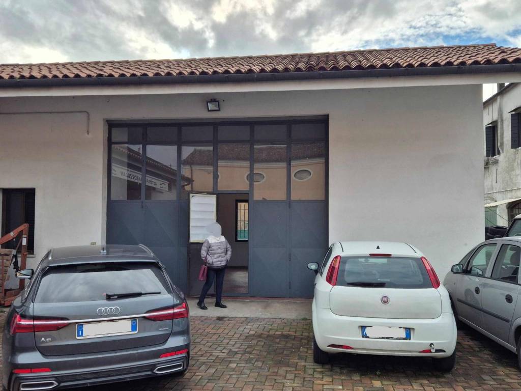 locale commerciale in vendita a Mira