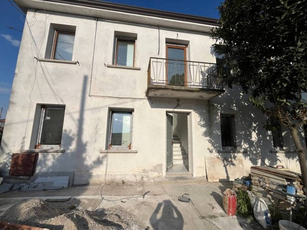 casa indipendente in vendita a Mira in zona Piazza Vecchia
