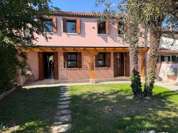 casa indipendente in vendita a Mira in zona Piazza Vecchia