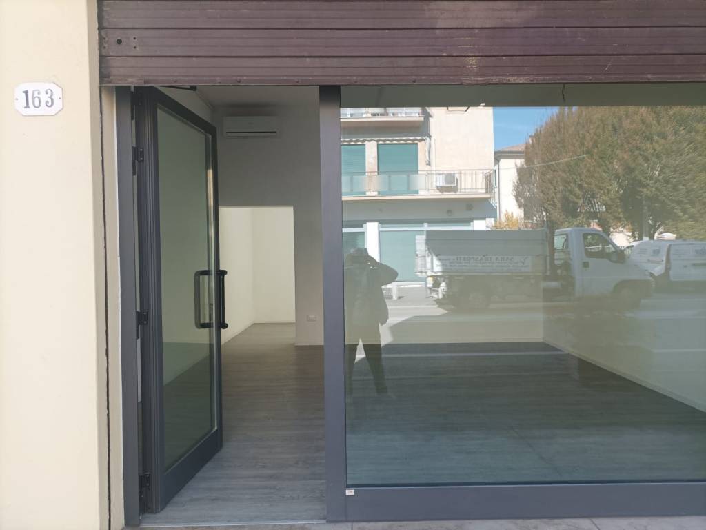 negozio in vendita a Mirano in zona Zianigo