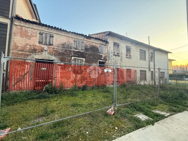 esavano in vendita a Noale in zona Moniego