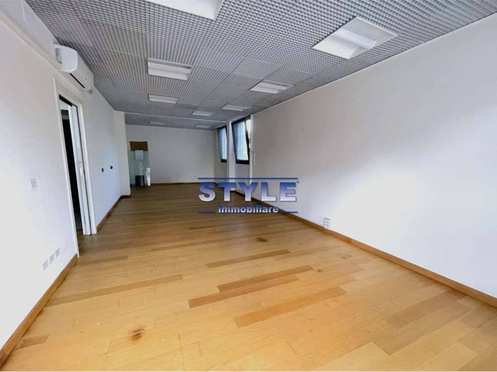 negozio in vendita a Pianiga in zona Cazzago