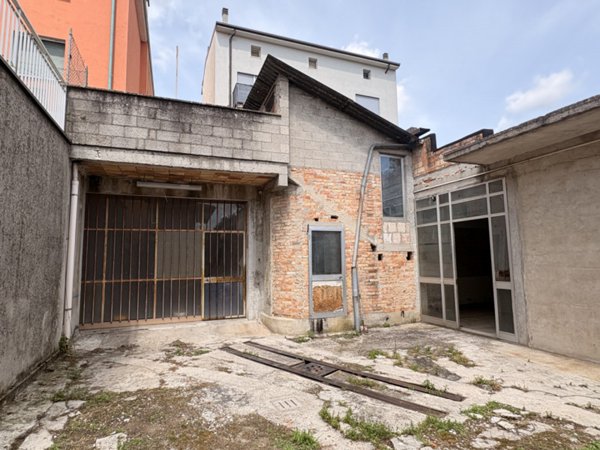 locale di sgombero in vendita a Pianiga