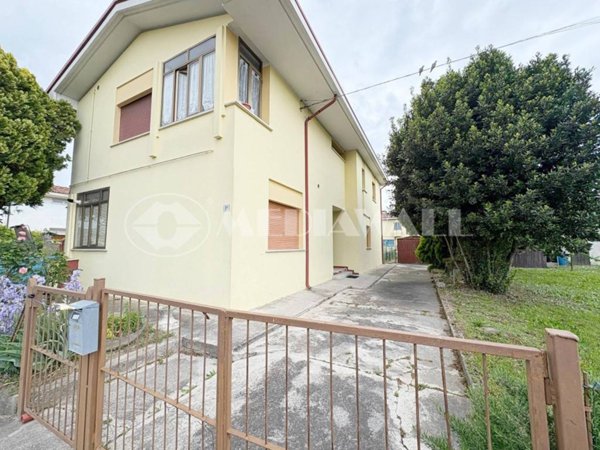 casa indipendente in vendita a Portogruaro in zona Giussago