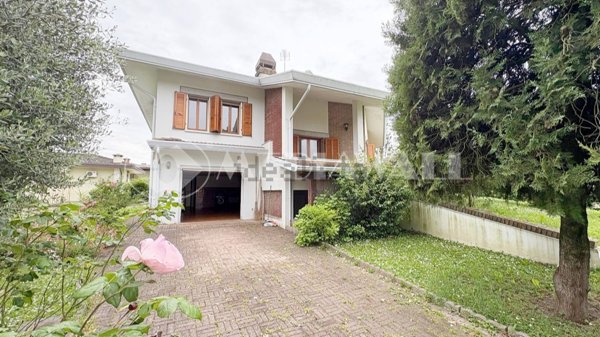 casa indipendente in vendita a Portogruaro in zona Giussago