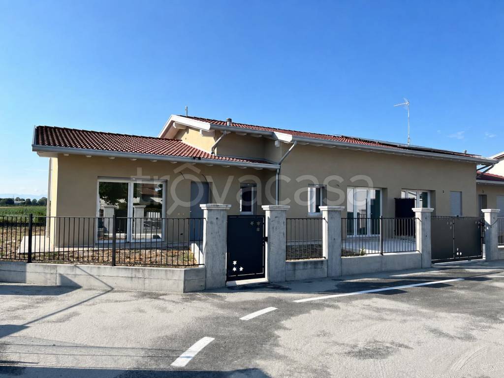 casa indipendente in vendita a Portogruaro in zona Lugugnana