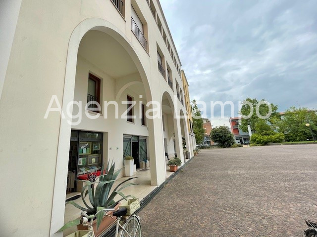negozio in vendita a Portogruaro in zona Ca' Longa