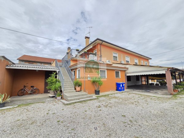 negozio in vendita a Pramaggiore in zona Blessaglia