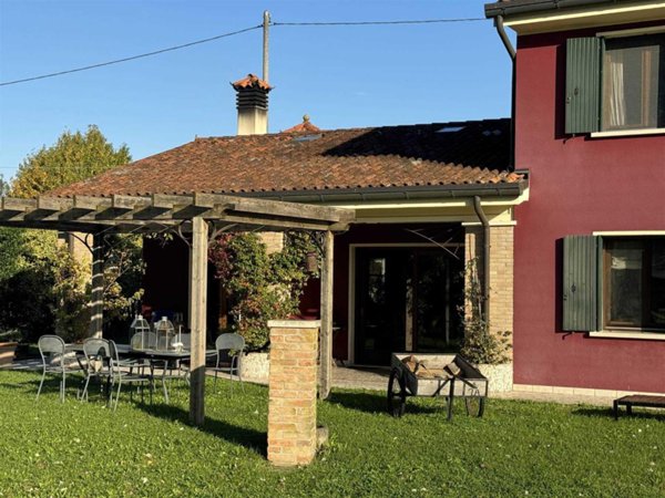 casa indipendente in vendita a Santa Maria di Sala in zona Caltana