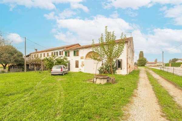 casa indipendente in vendita a Santa Maria di Sala in zona Stigliano
