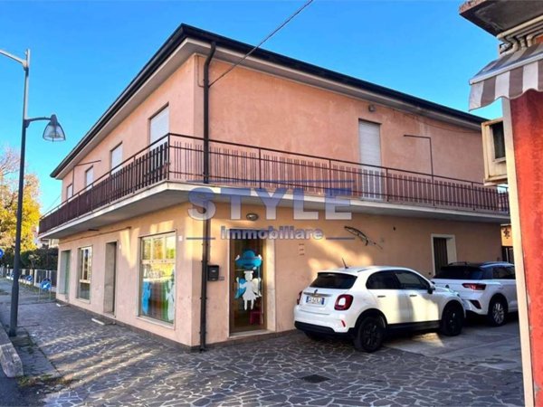 intera palazzina in vendita a Santa Maria di Sala in zona Caltana