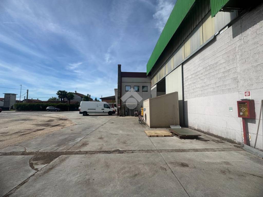 locale commerciale in vendita a Santa Maria di Sala in zona Veternigo