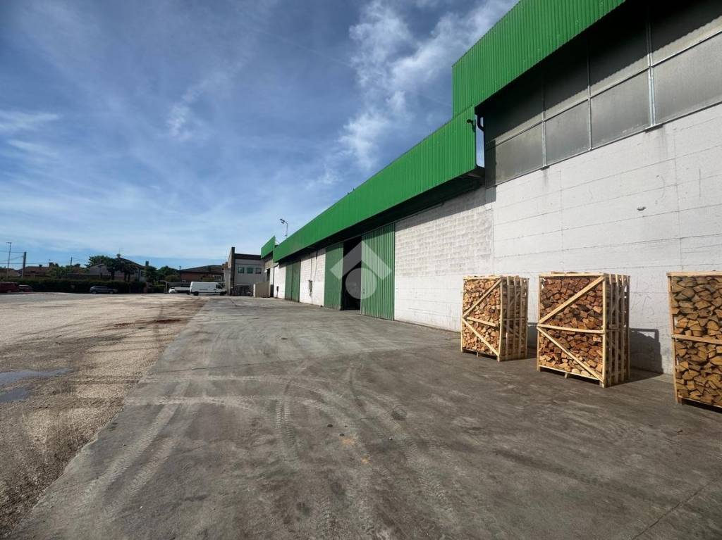 locale commerciale in vendita a Santa Maria di Sala in zona Veternigo