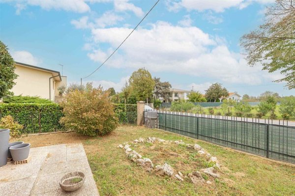 casa indipendente in vendita a Santa Maria di Sala in zona Caltana