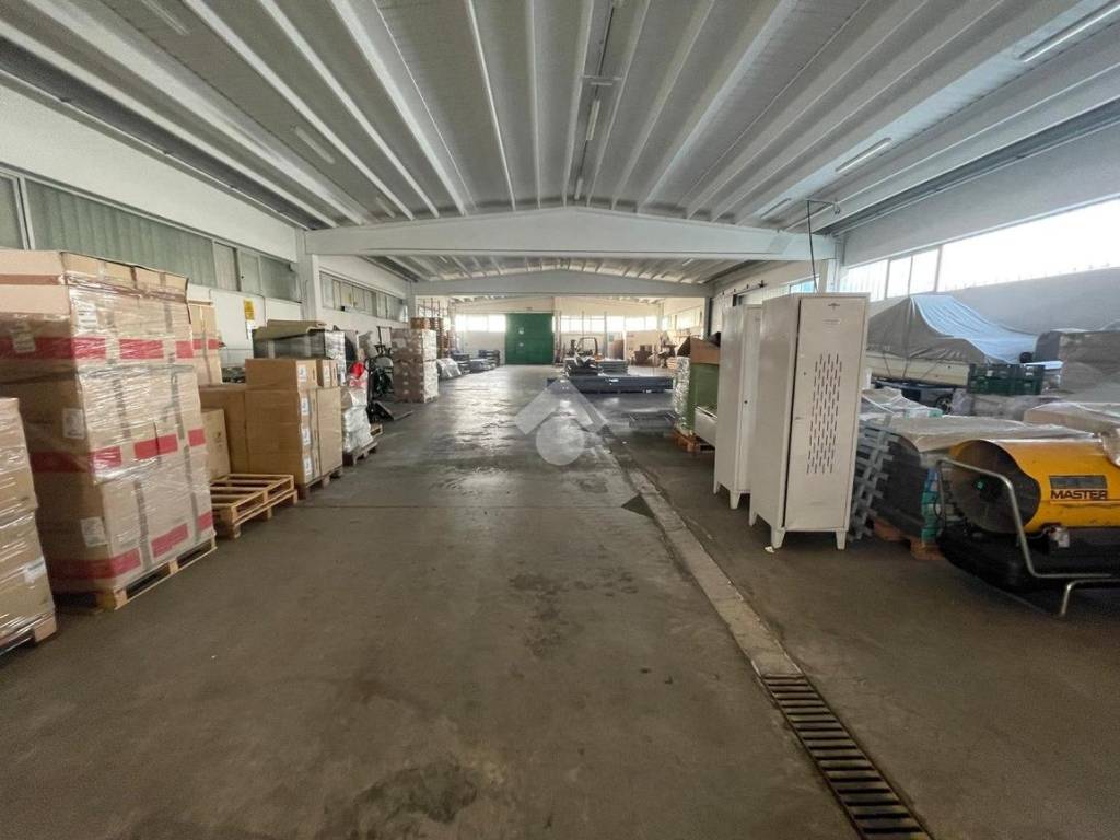 locale commerciale in vendita a Santa Maria di Sala