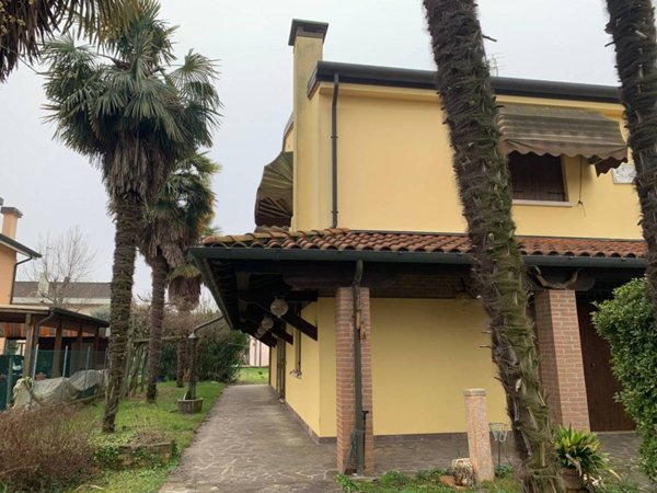 casa indipendente in vendita a Santa Maria di Sala in zona Caselle