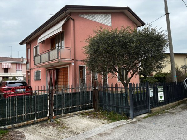 casa indipendente in vendita a Santa Maria di Sala in zona Caltana