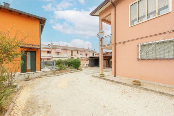 casa indipendente in vendita a Santa Maria di Sala in zona Caltana