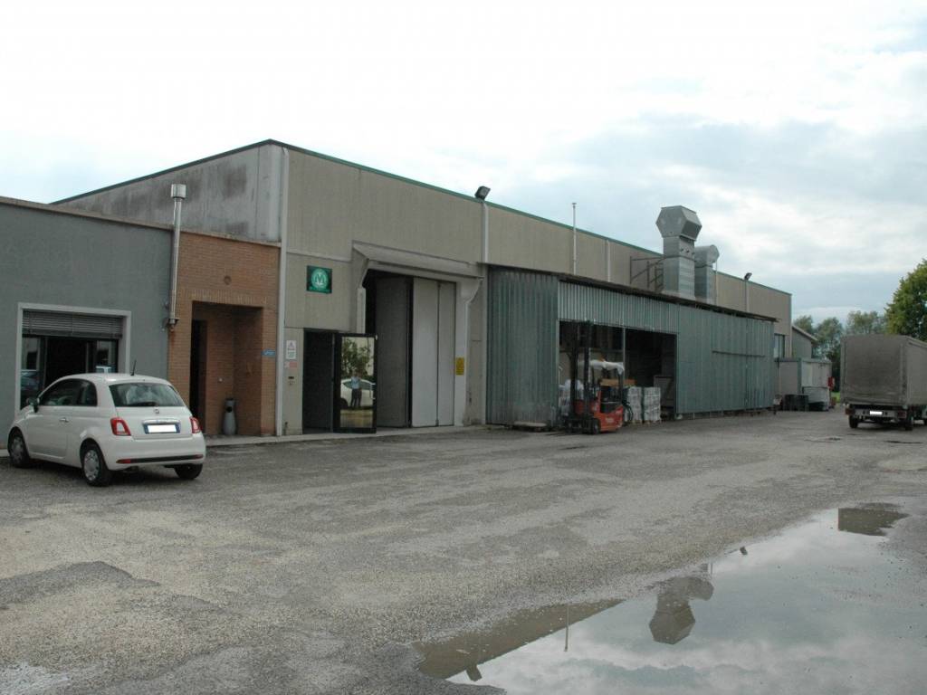 locale commerciale in vendita a Santa Maria di Sala in zona Caselle