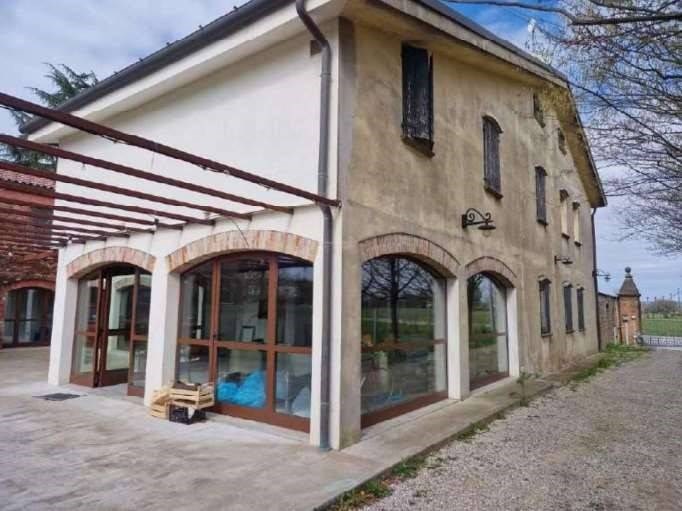 negozio in vendita a Santa Maria di Sala in zona Stigliano