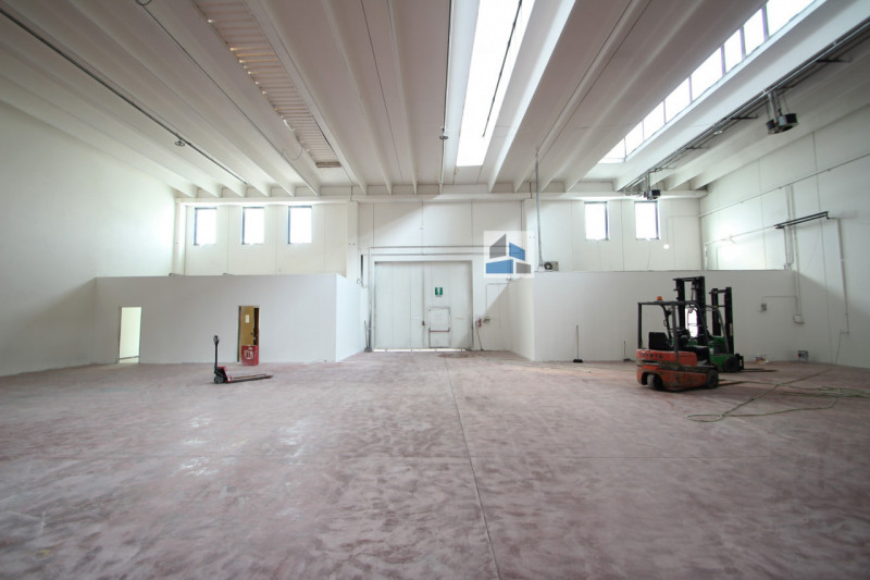 capannone in vendita a Santa Maria di Sala