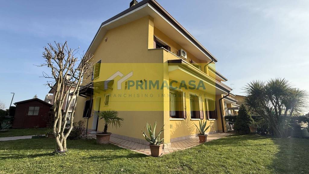 casa indipendente in vendita a Santa Maria di Sala in zona Caltana