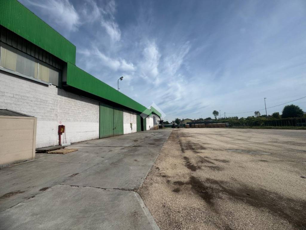 locale commerciale in vendita a Santa Maria di Sala in zona Veternigo