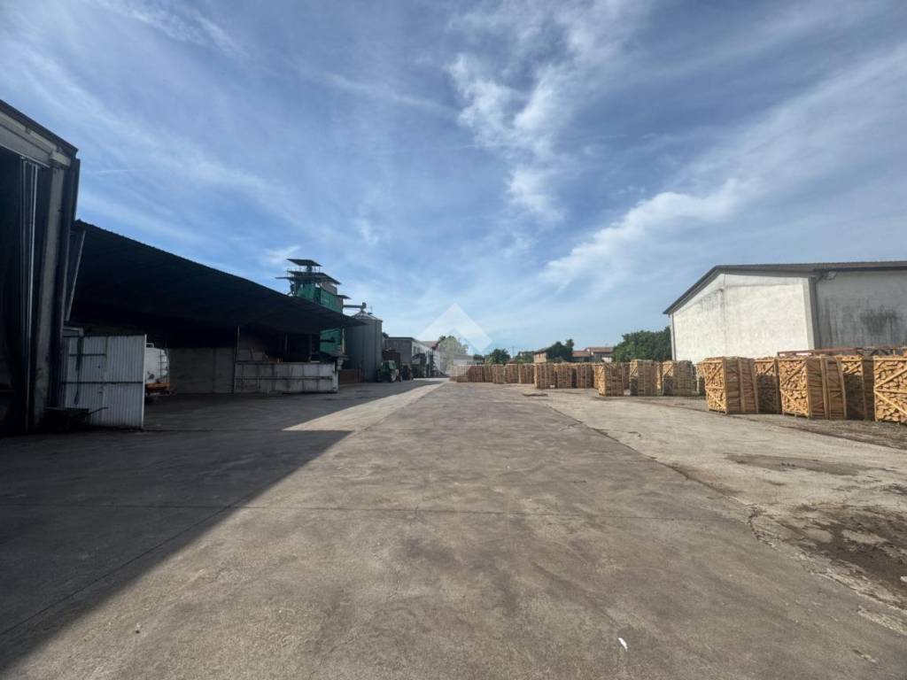 locale commerciale in vendita a Santa Maria di Sala in zona Veternigo