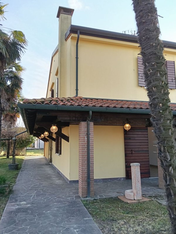 casa indipendente in vendita a Santa Maria di Sala in zona Caselle