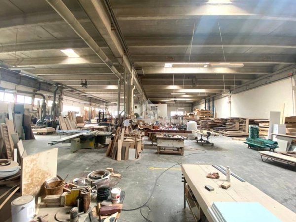 locale commerciale in vendita a Santa Maria di Sala