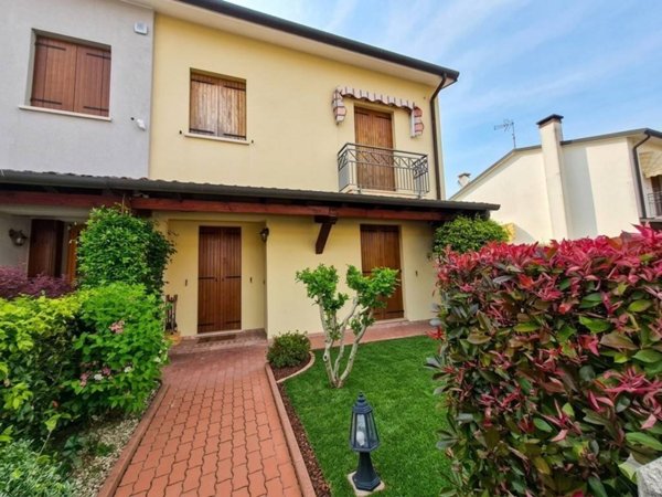 casa indipendente in vendita a Santa Maria di Sala in zona Caltana