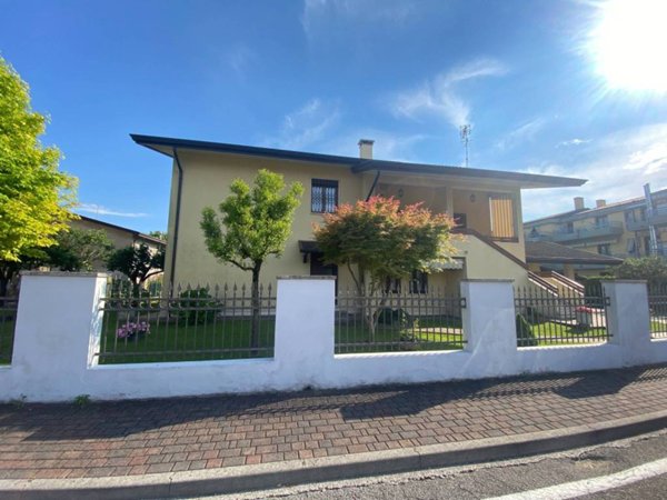 casa indipendente in vendita a Santa Maria di Sala in zona Caselle