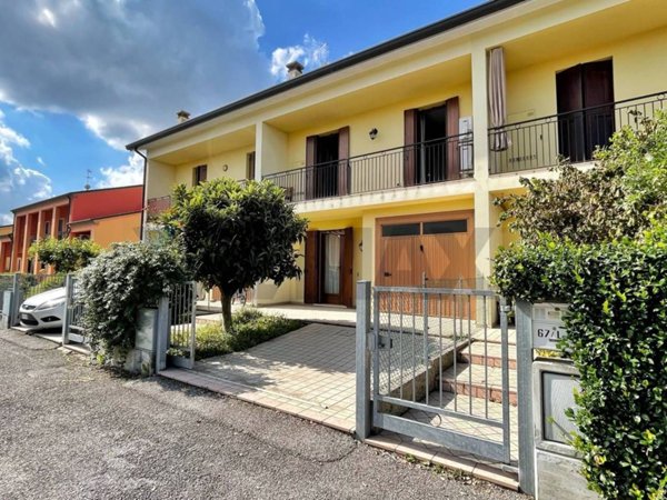 casa indipendente in vendita a Santa Maria di Sala in zona Caselle