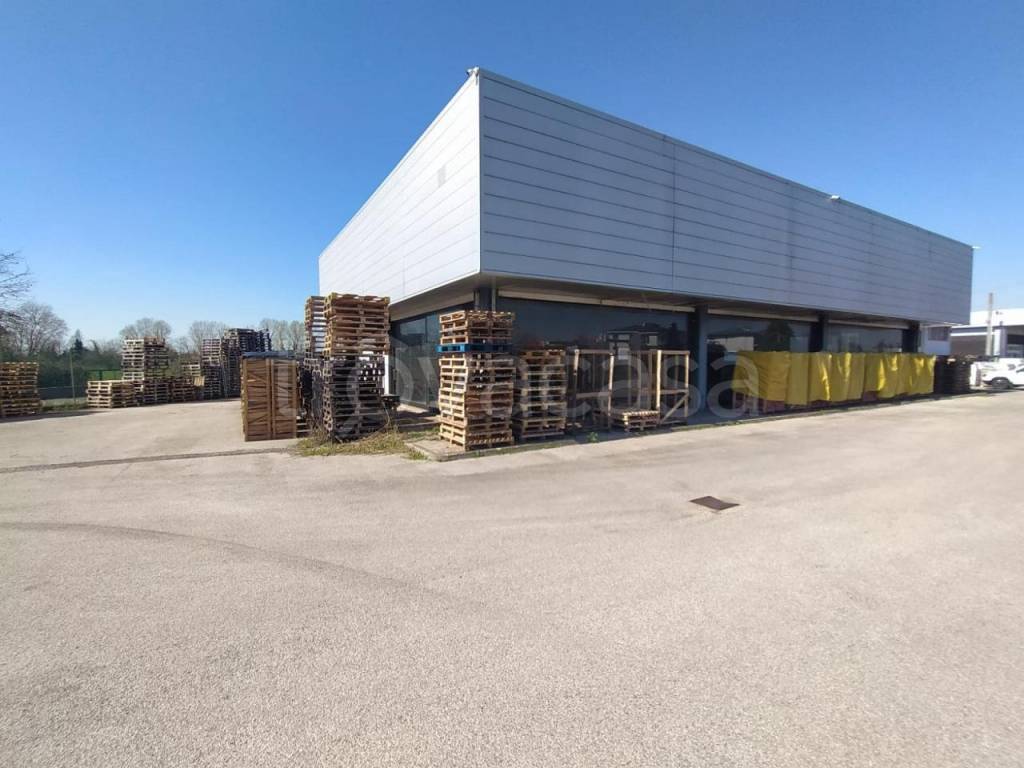 locale commerciale in vendita a Spinea