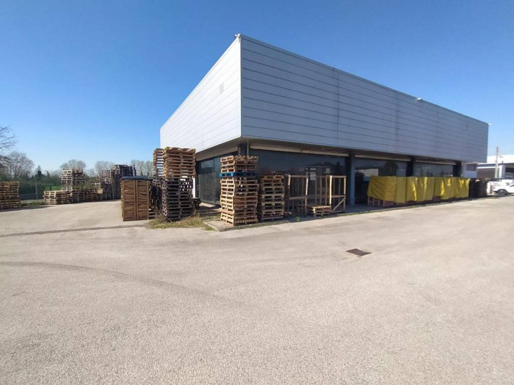 locale commerciale in vendita a Spinea