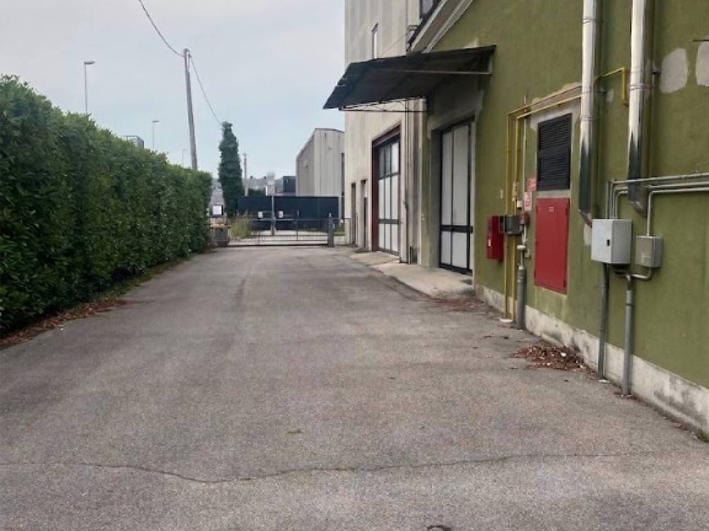 locale commerciale in vendita a Spinea