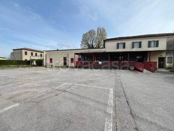 locale commerciale in vendita a Stra in zona San Pietro