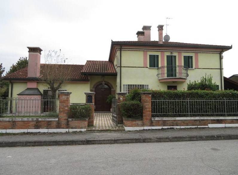 casa indipendente in vendita a Stra
