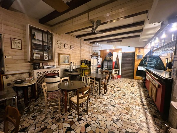 locale commerciale in vendita a Stra in zona San Pietro