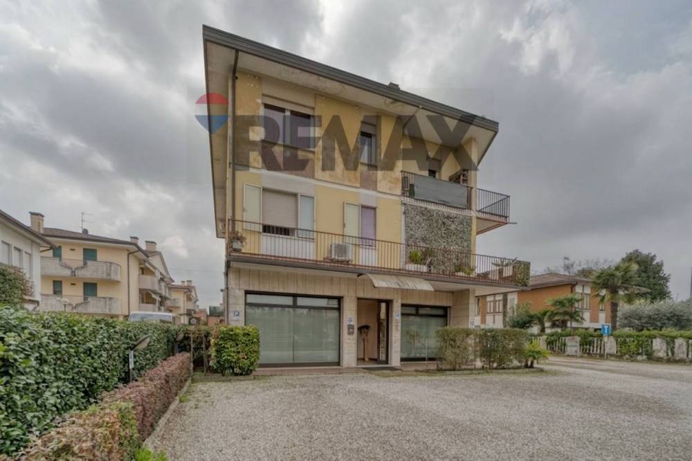 locale commerciale in vendita a Stra in zona San Pietro