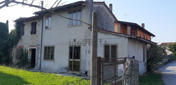 bifamiliare in vendita a Teglio Veneto in zona Suzzolins