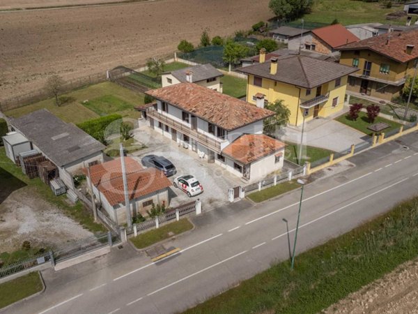 casa indipendente in vendita a Teglio Veneto in zona Suzzolins