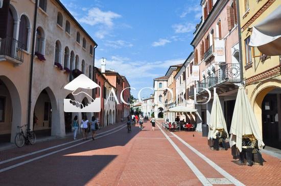 locale commerciale in vendita a Venezia in zona Mestre