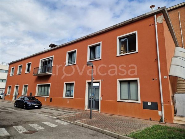 negozio in vendita a Venezia in zona Marghera